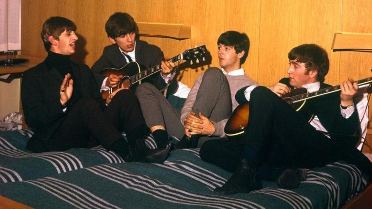 Una imagen de 'Eight days a week'. Los Beatles, en una habitación de hotel en Suecia, en octubre de 1963.