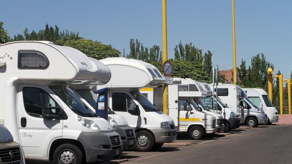 Autocaravanas estacionadas en el espacio reservado en la ciudad para este tipo de vehículos en la Avenida de Peregrinos, frente al centro comercial León Plaza.