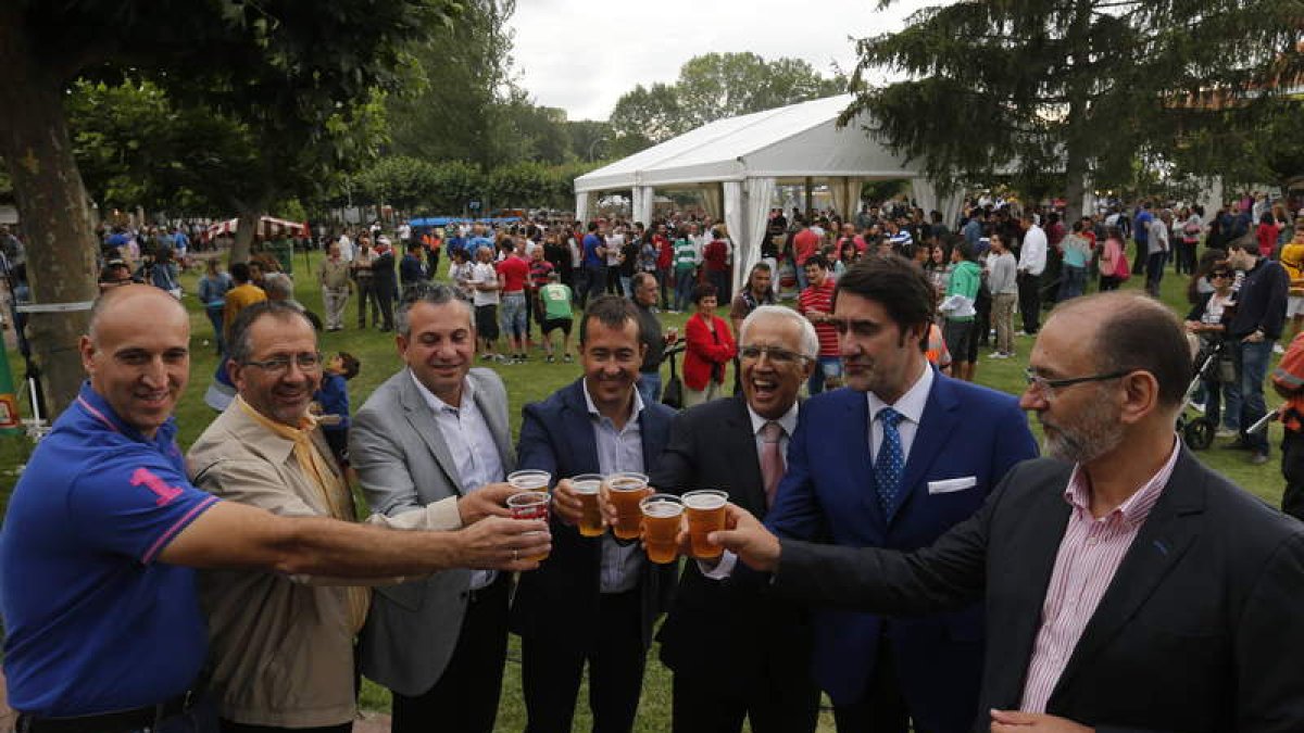Brindis con los alcaldes de la zona y otros representantes con el pregonero de la feria.