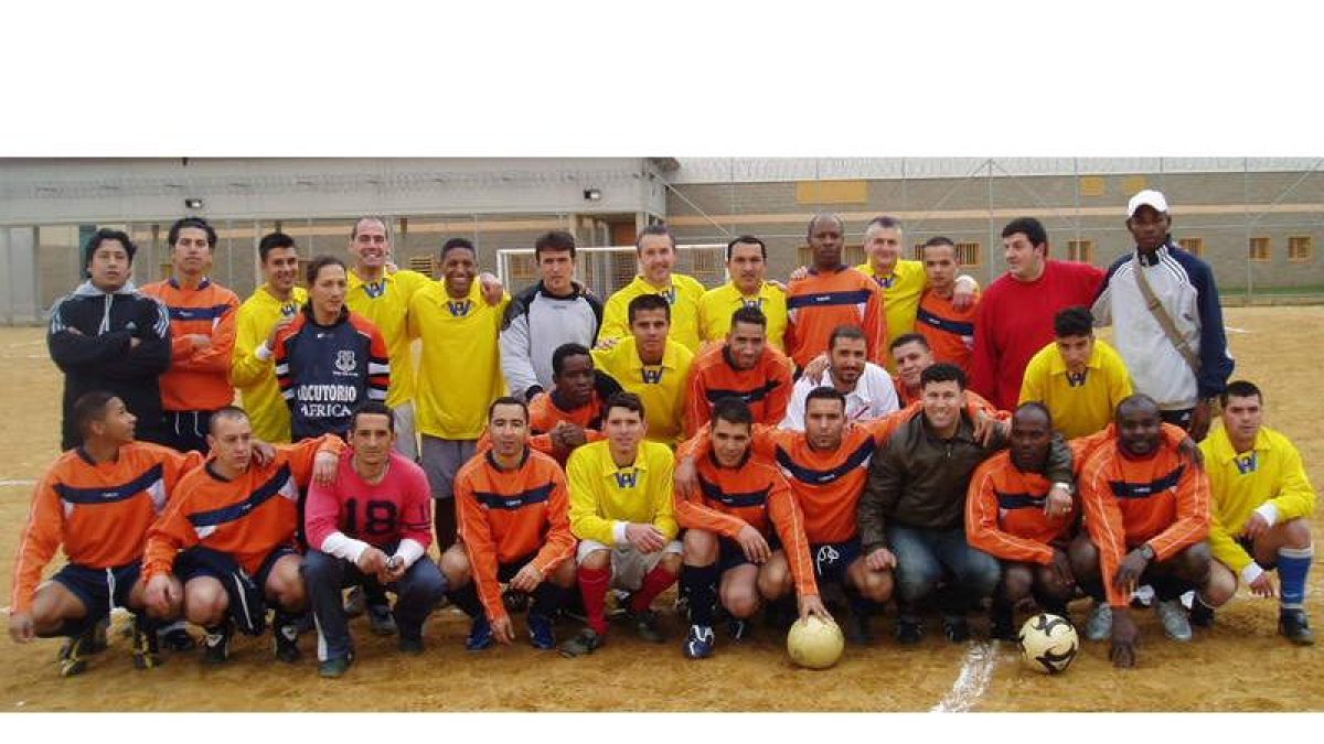 Los inmigrantes que habitan en León se reúnen desde hace algún tiempo para jugar al fútbol, en muchas ocasiones en la calle. En la foto, un partido disputado en la cárcel.