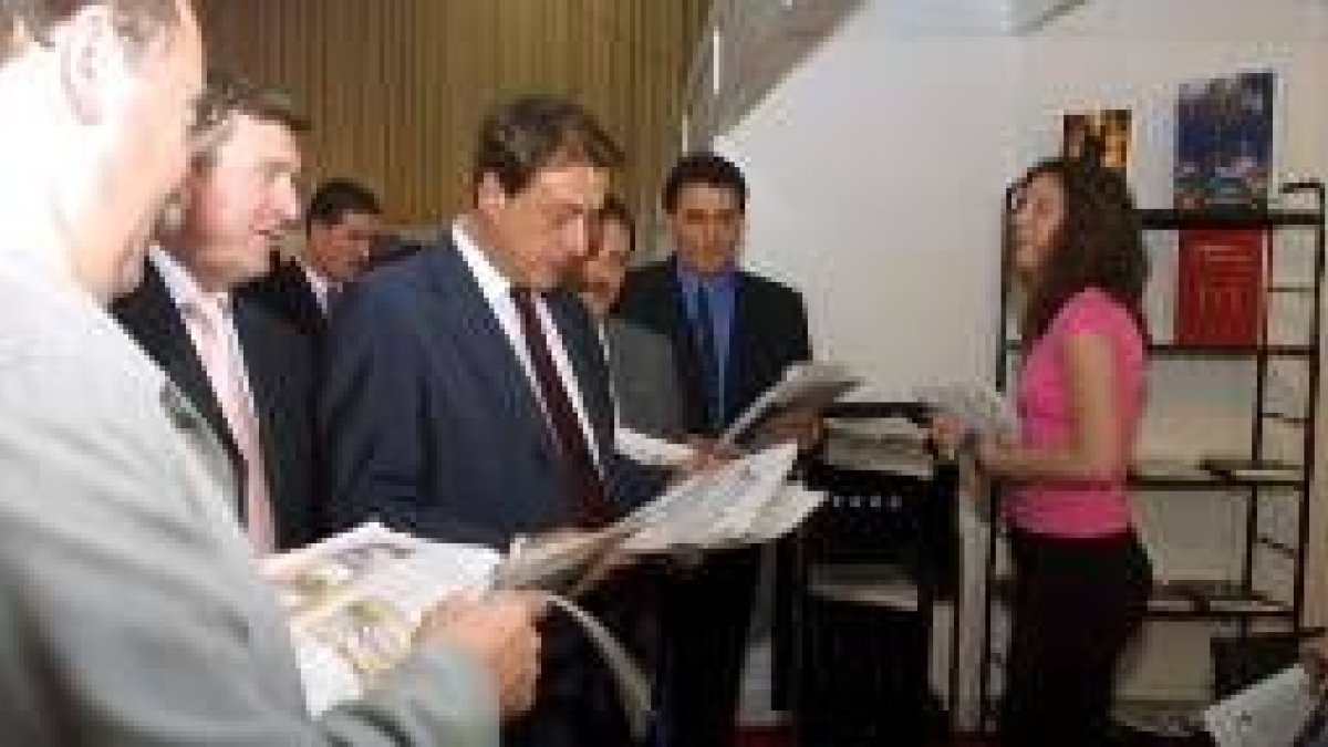 El presidente de la Diputación en el stand de Diario de León