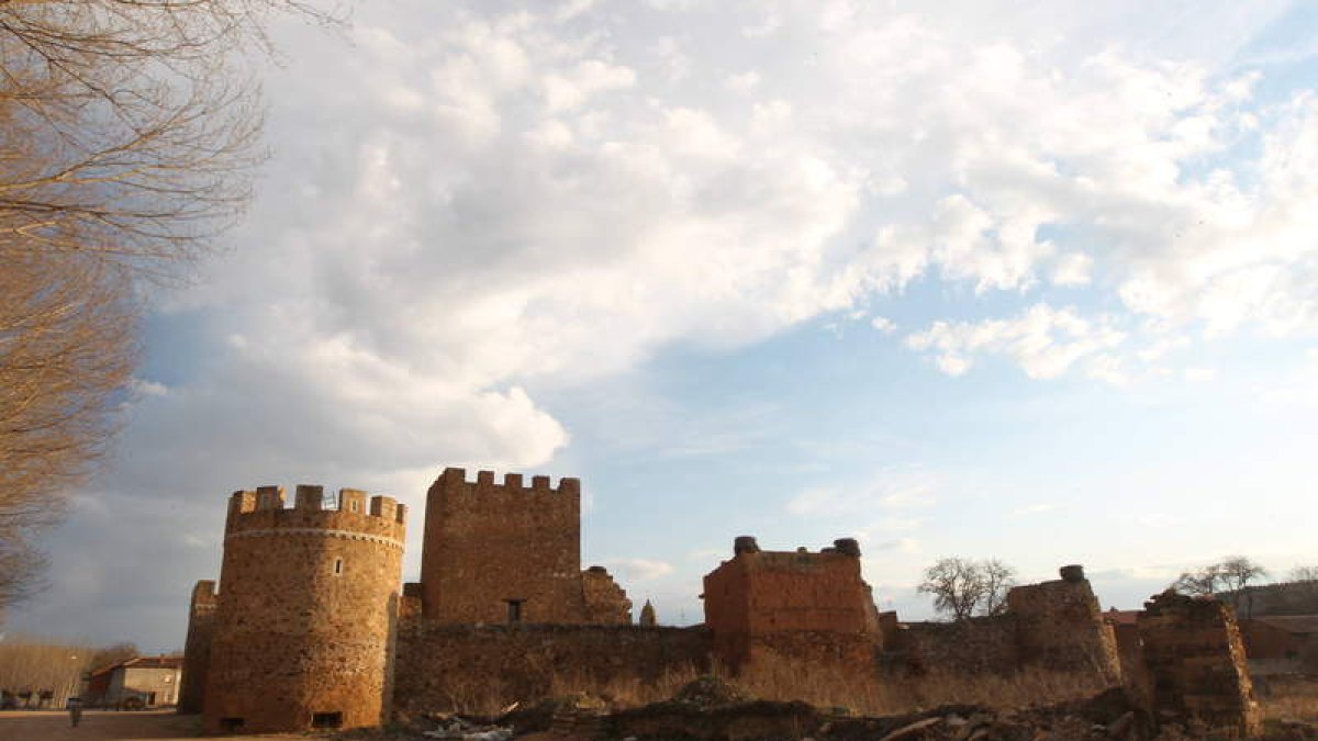 Los castillos de Alija del Infantado, Laguna de Negrillos, Toral de los Guzmanes, Valencia de Don Juan y Quintana del Marco.