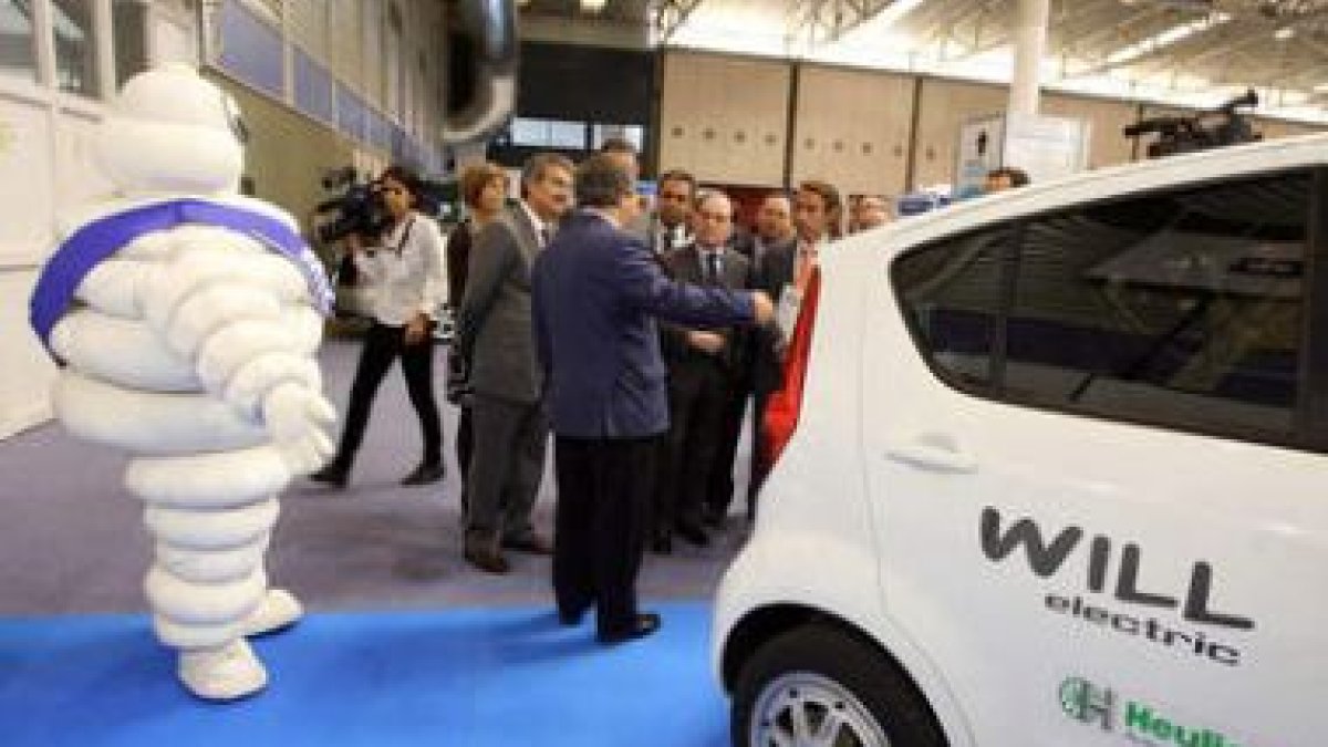 El vicepresidente y consejero de Economía y Empleo, Villanueva, inauguró el Salón del Vehículo y Com