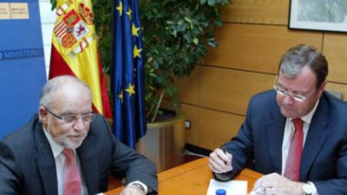 Silván, a la derecha, en una reunión con Víctor Morlán.