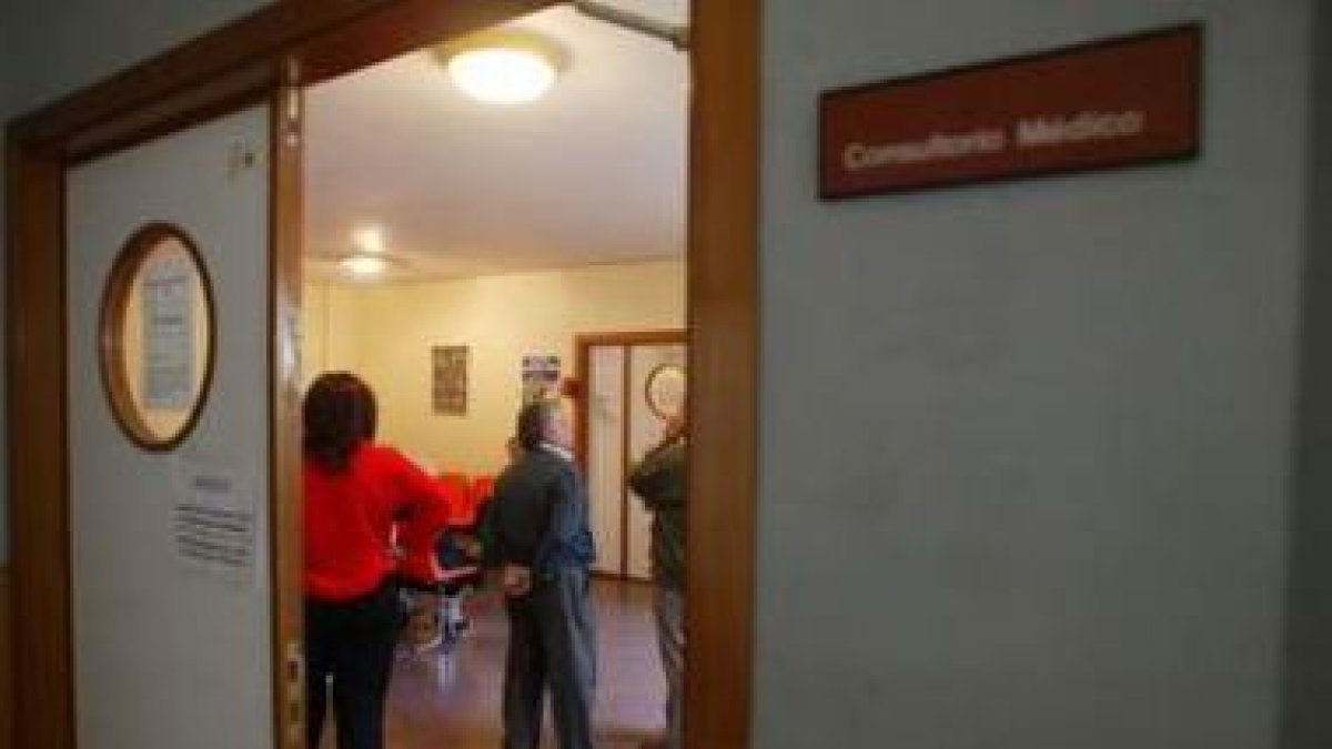 Varios pacientes esperan su turno en el consultorio de Navatejera, ubicado en la casa de cultura