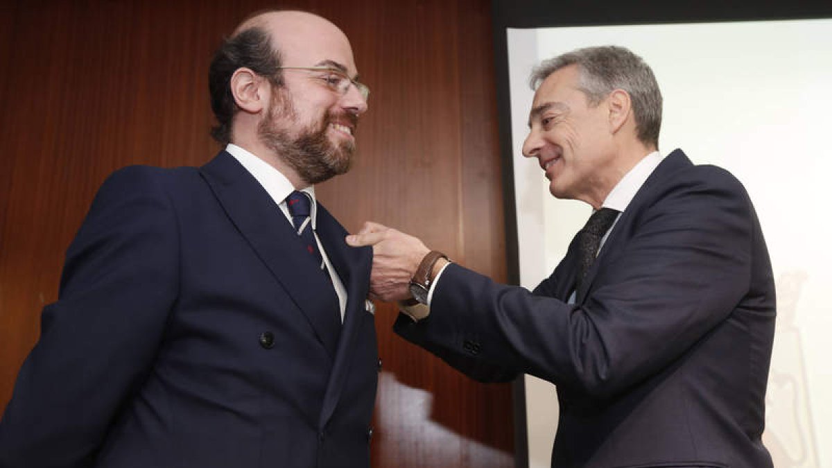 Diego García recibe la insignia de manos de Luis A. Marcos, presidente del Casino. JESÚS F. SALVADORES