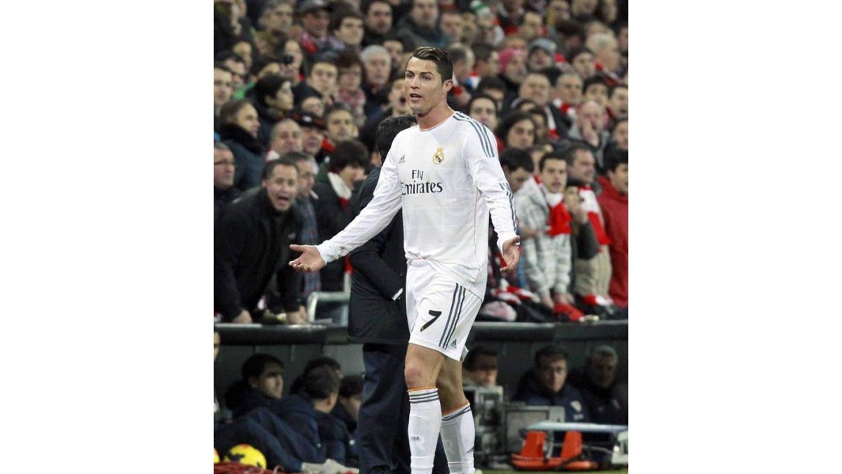 El delantero portugués del Real Madrid Cristiano Ronaldo abandona el terreno de juego tras ser expulsado, durante el partido de Liga en Primera División ante el Athletic de Bilbao disputado esta noche en el estadio de San Mamés.