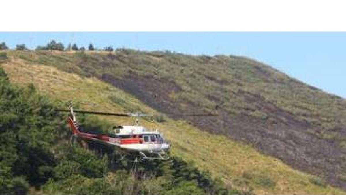 Un helicóptero «refrescó» a primera hora de la mañana la ladera del Pajariel quemada.