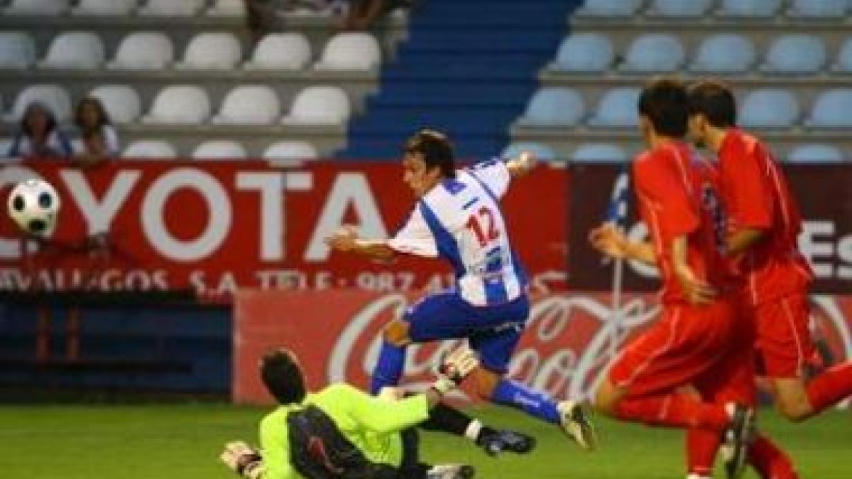 El joven Adrián Novo se va del portero visitante Manu Ordóñez para marcar el 3-0.