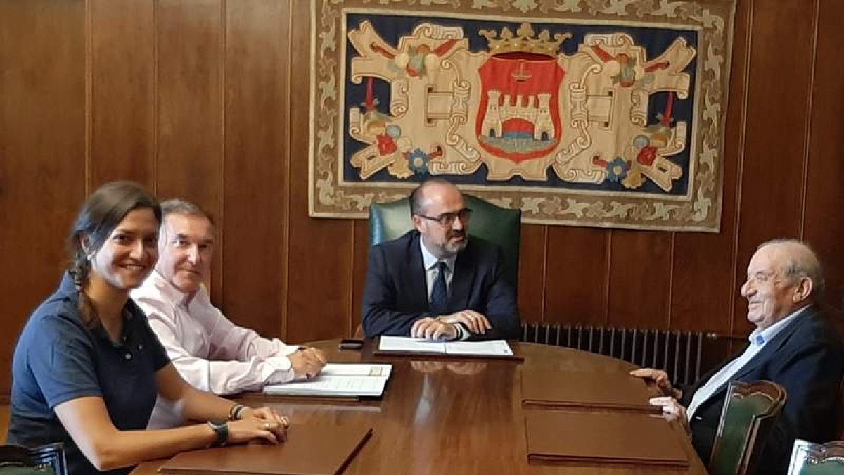 El alcalde y la teniente de alcalde con la Hermandad. DL