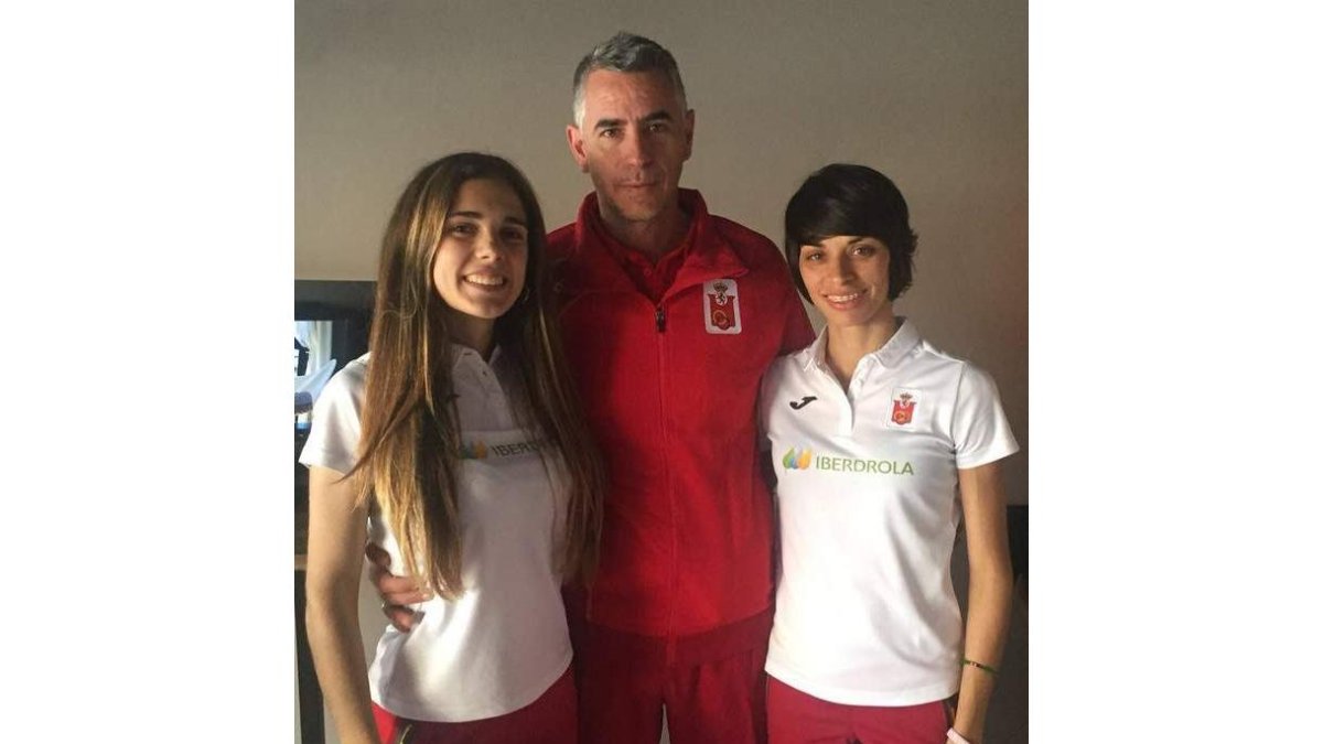 Nuria Lugueros, a la izquierda, con Uriel Reguero y Marta García. DL