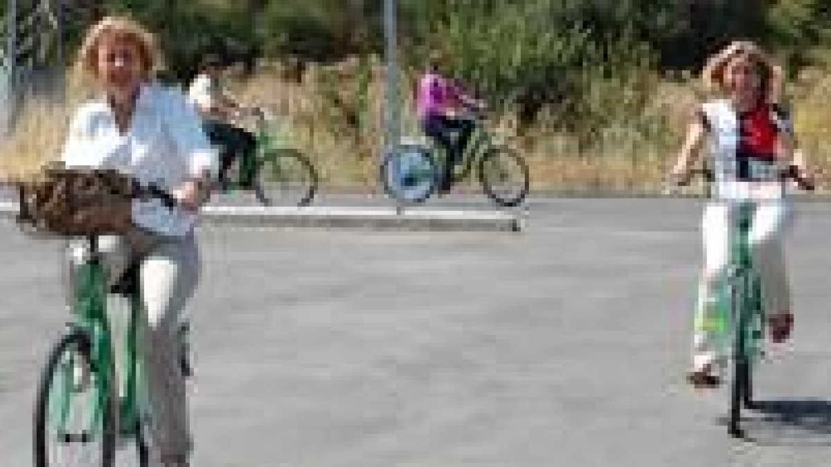Concepción Rodríguez y María Eugenia Gancedo, prueban las bicis