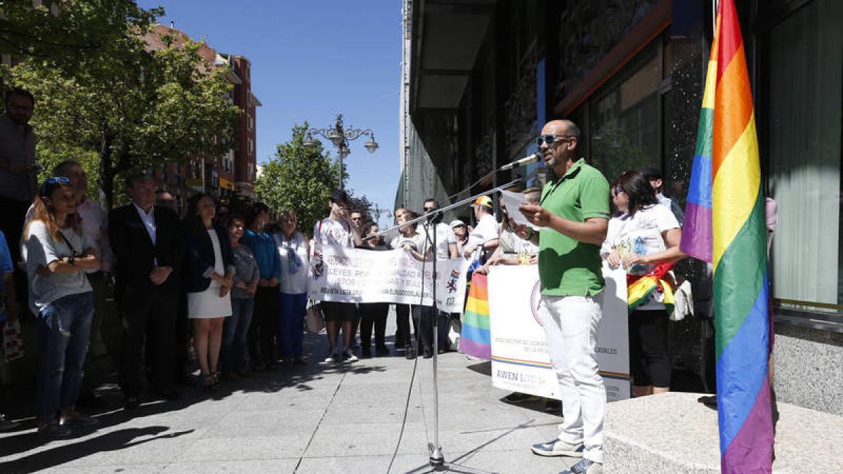 Lectura e izado de bandera en la puerta del Ayuntamiento de León. JESÚS F´SALVADORES