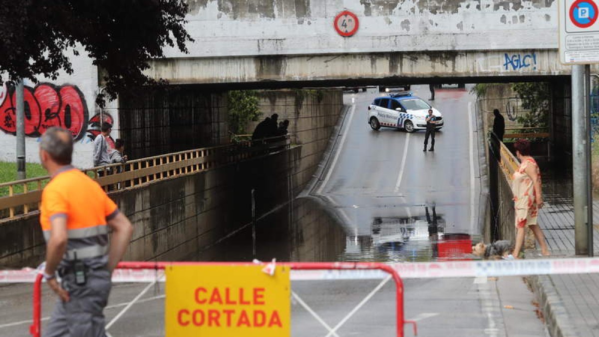 Un paso subterráneo cortado al tráfico por el agua caída. L. D. M.