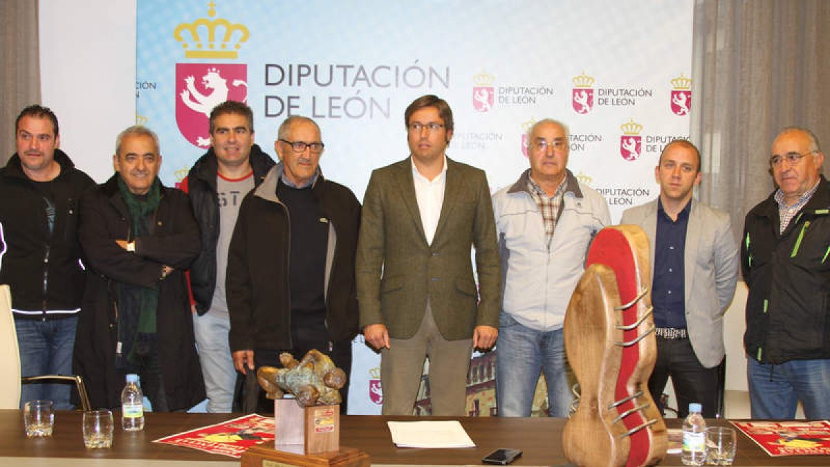 El Provincial se presentó con el I Trofeo a la garra femenina.