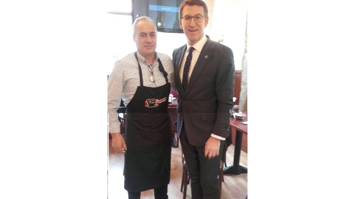 El presidente de la Xunta tomó un café en el Bar Pasaje de Astorga.