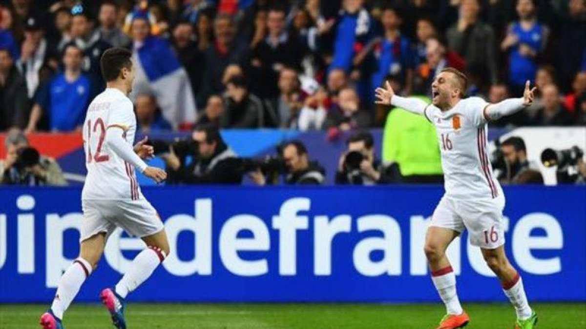 Deulofeu se dirige a Ander Herrera después de marcar el segundo gol de España tras rematar un centro de Jordi Alba, este martes en París.