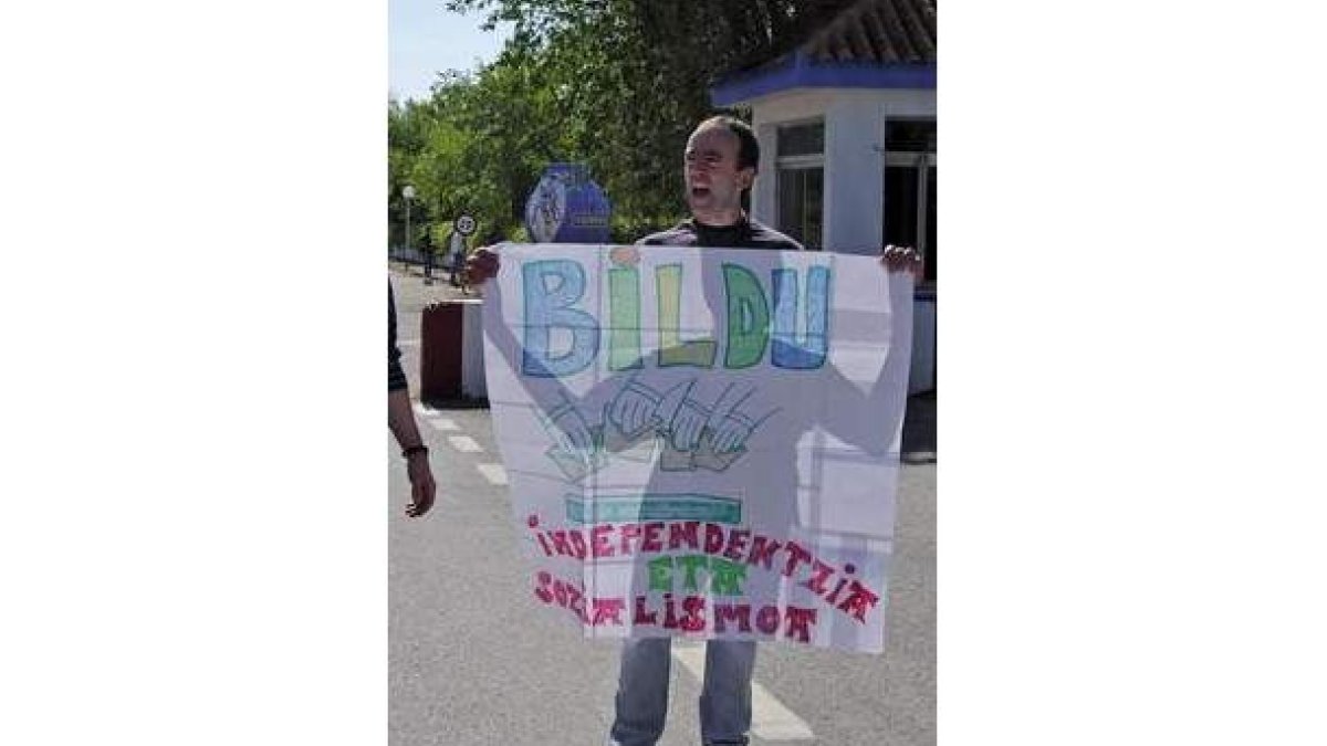 Ander Errandonea, con la pancarta de Bildu.