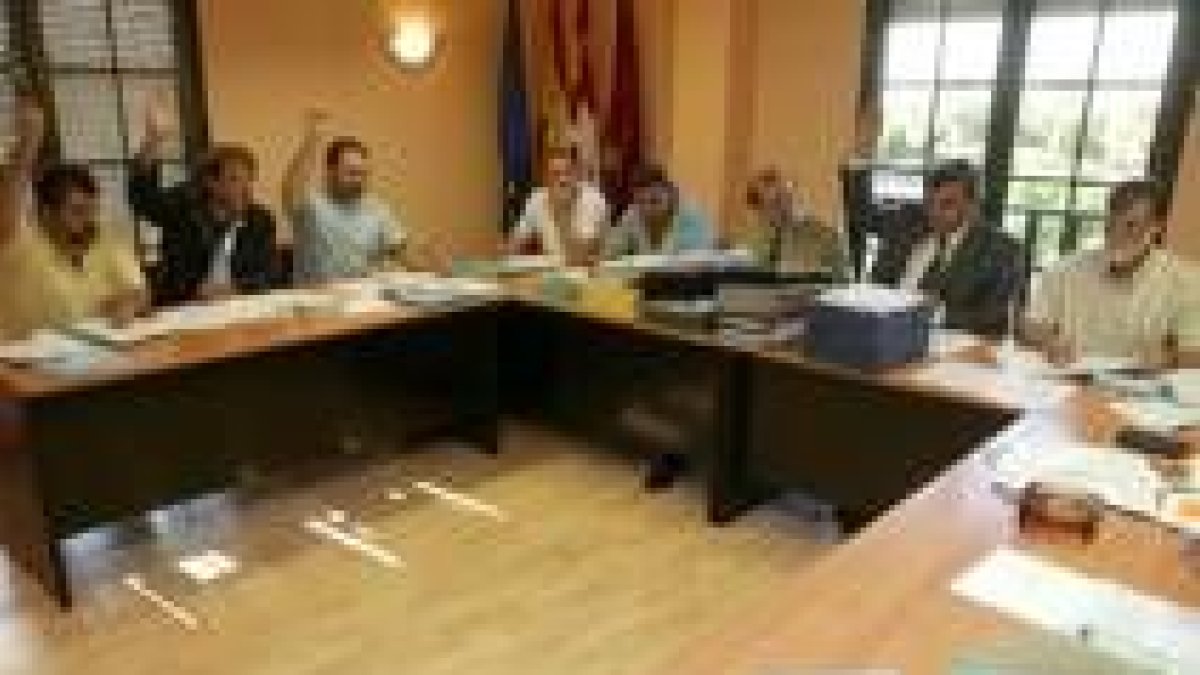 Los tres concejales del PP levantaban ayer la mano al unísono con el alcalde de Sariegos