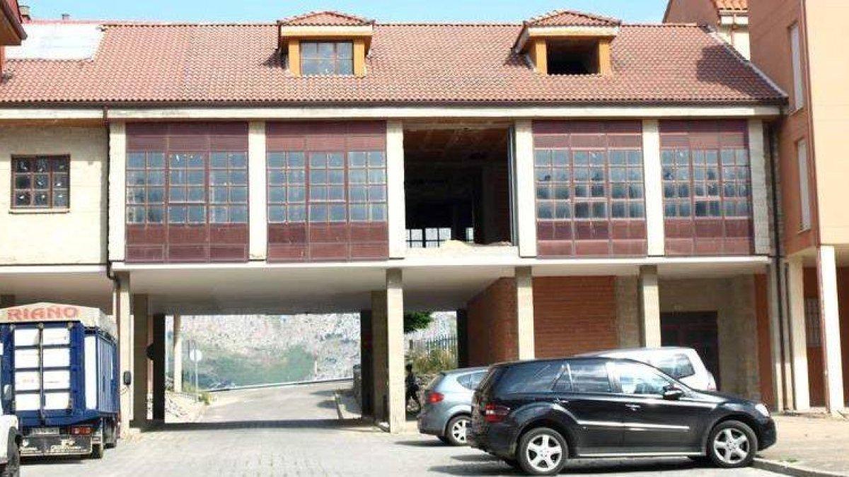 Edificio propiedad de la mancomunidad de Riaño que se pretende poner a la venta.