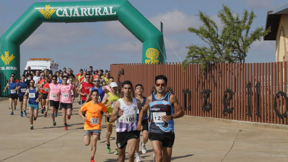 La Carrera Popular Peregrino Entrecepas cumple hoy su novena edición competitiva. RAMIRO