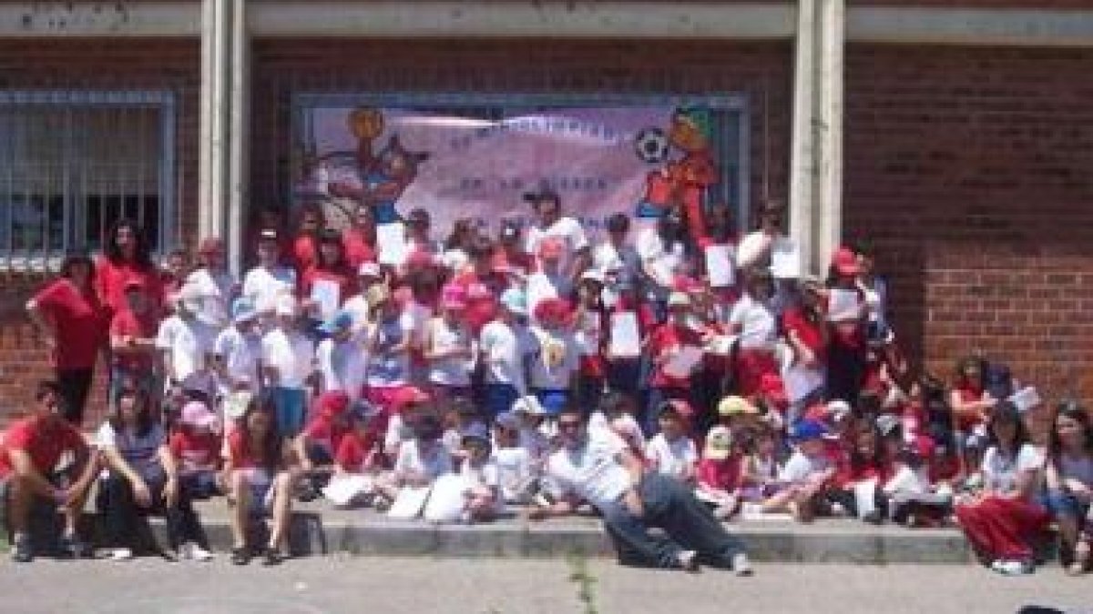 Foto de familia de los participantes en la Miniolimpiada.