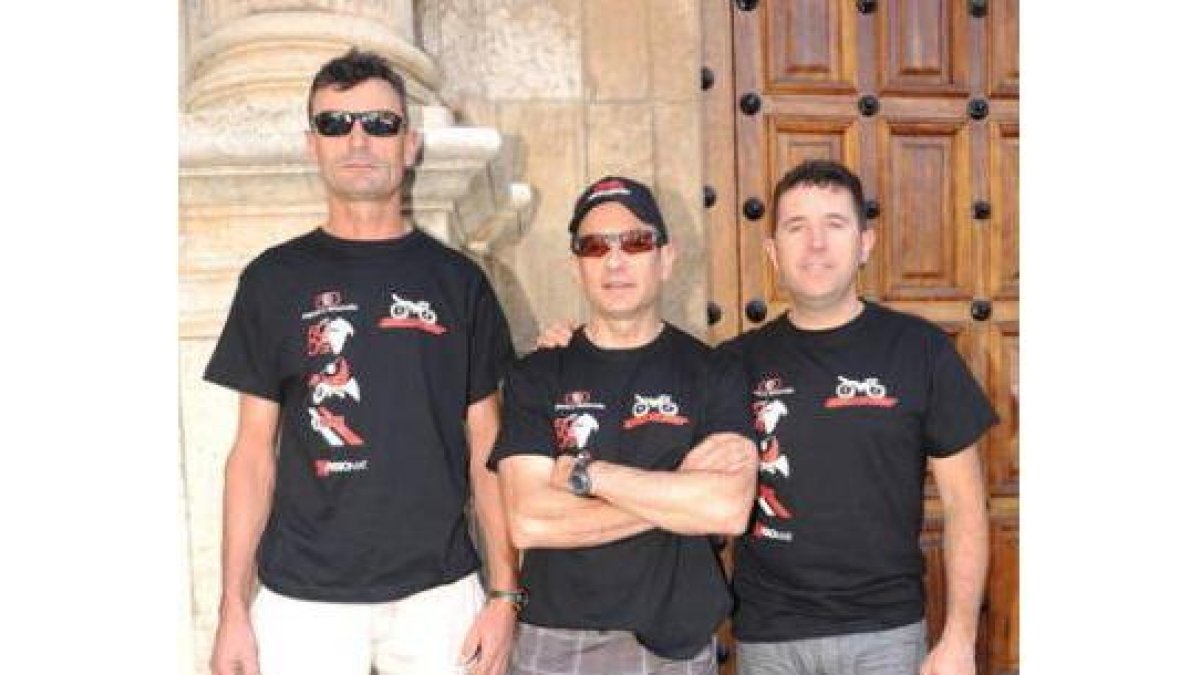 Ángel y César, junto a Carlos, los protagonistas de la ruta de los 1.200 km. por Mongolia.