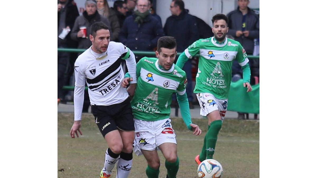 Ivi Vales regresa tras cumplir su partido de sanción.