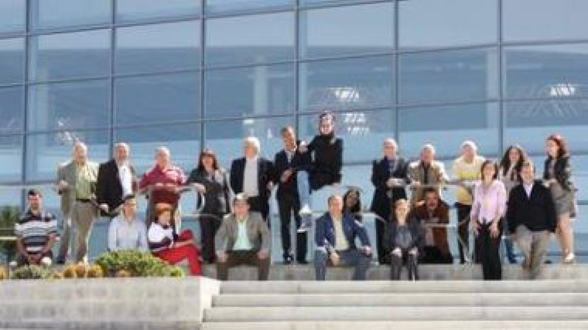 La candidatura del PSOE, en el Bembibre Arena con Esteban, sentado el cuarto por la izquierda.