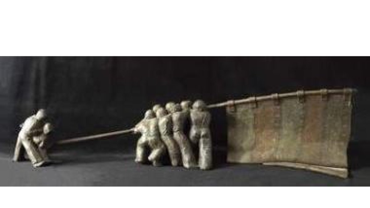 La obra representa a nueve figuras en actitud de alzar un característico pendón concejil leonés.