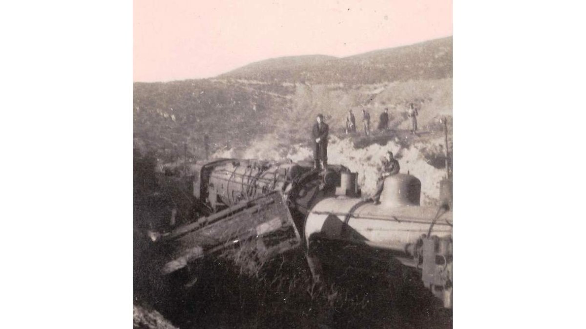Locomotora del tren de mercancías y máquina de maniobras, tras el segundo choque. ALADINO ARDURA