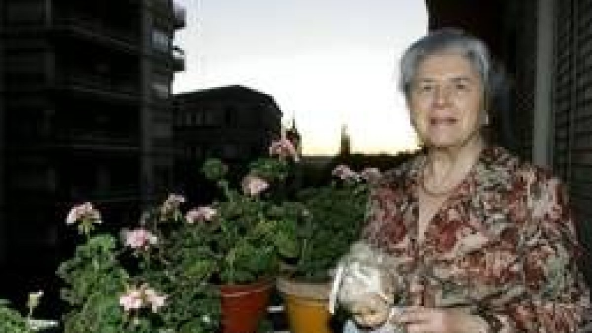 Josefina Rodríguez Arteaga, en el balcón de su casa con sus flores
