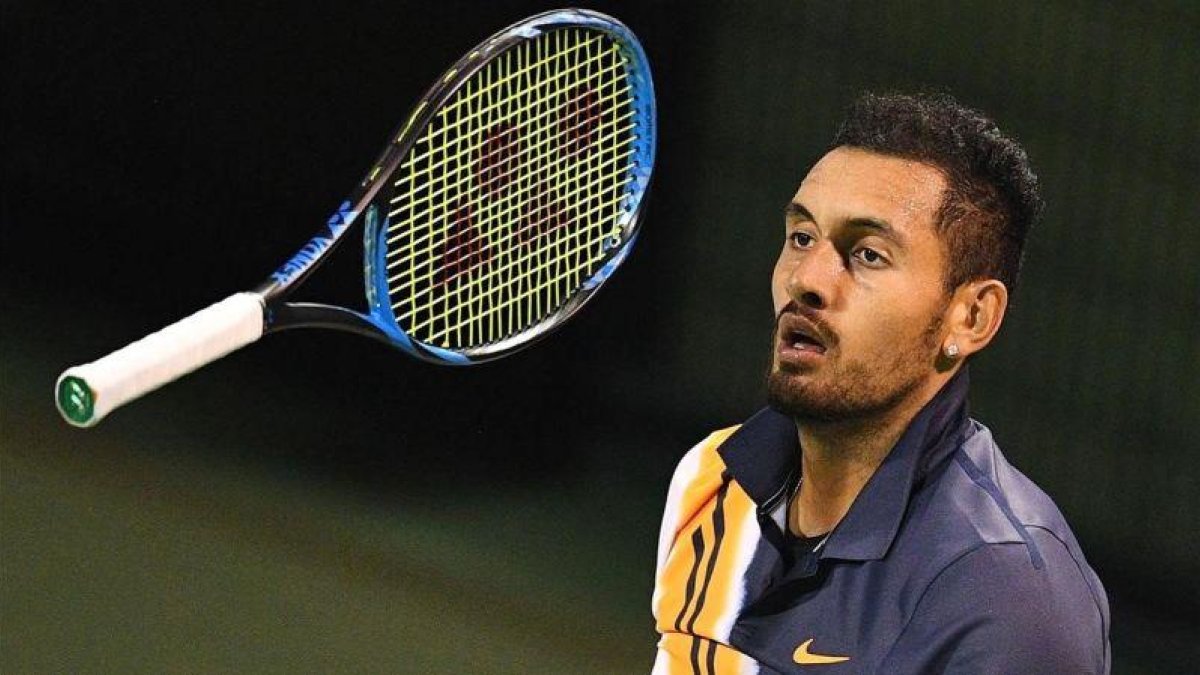 Kyrgios, jugando con la raqueta, en un momento del partido.
