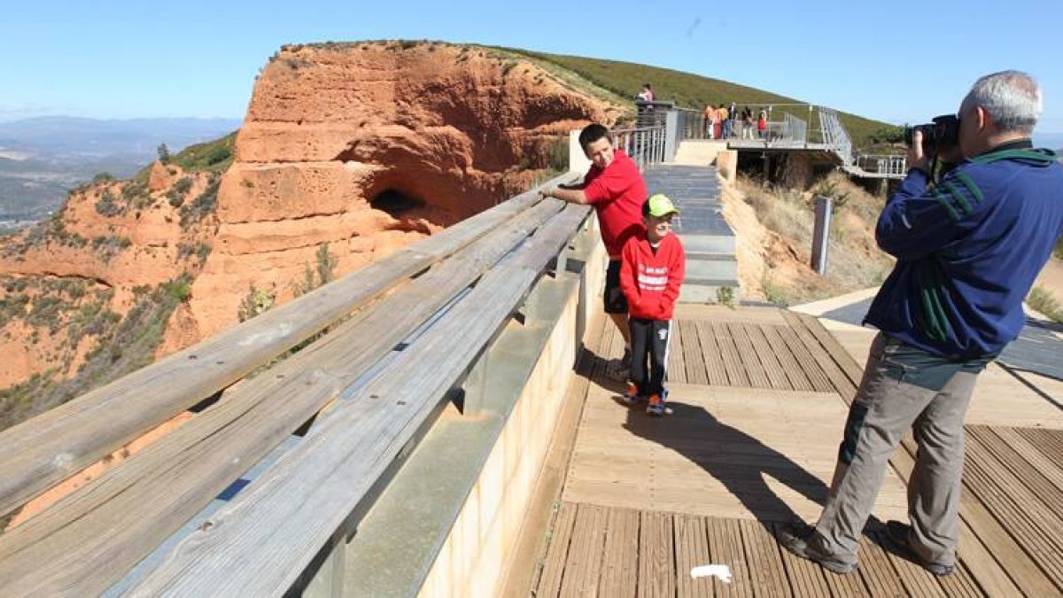 Un turista fotografiaba ayer a su familia en el paraje Patrimonio de la Humanidad de Las Médulas.