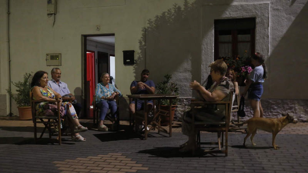 Vecinos de Oteruelo toman el fresco y charlan en la plaza del Caño. FERNANDO OTERO PERANDONES