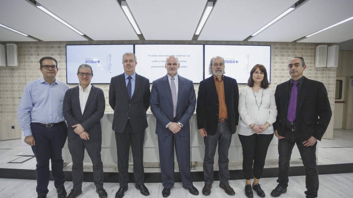 El equipo de investigadores que realizó el trabajo para determinar el dolor por el uso de las sillas de ruedas.