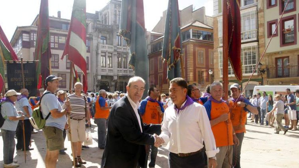 Marcos Martínez saluda a un representante municipal de Oviedo.
