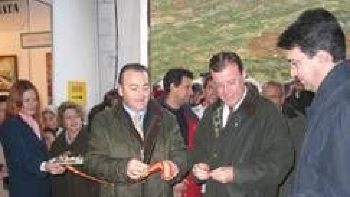 Abajo, Antonio Silván inaugura la feria de la matanza de Lillo junto al alcalde y otras autoridades