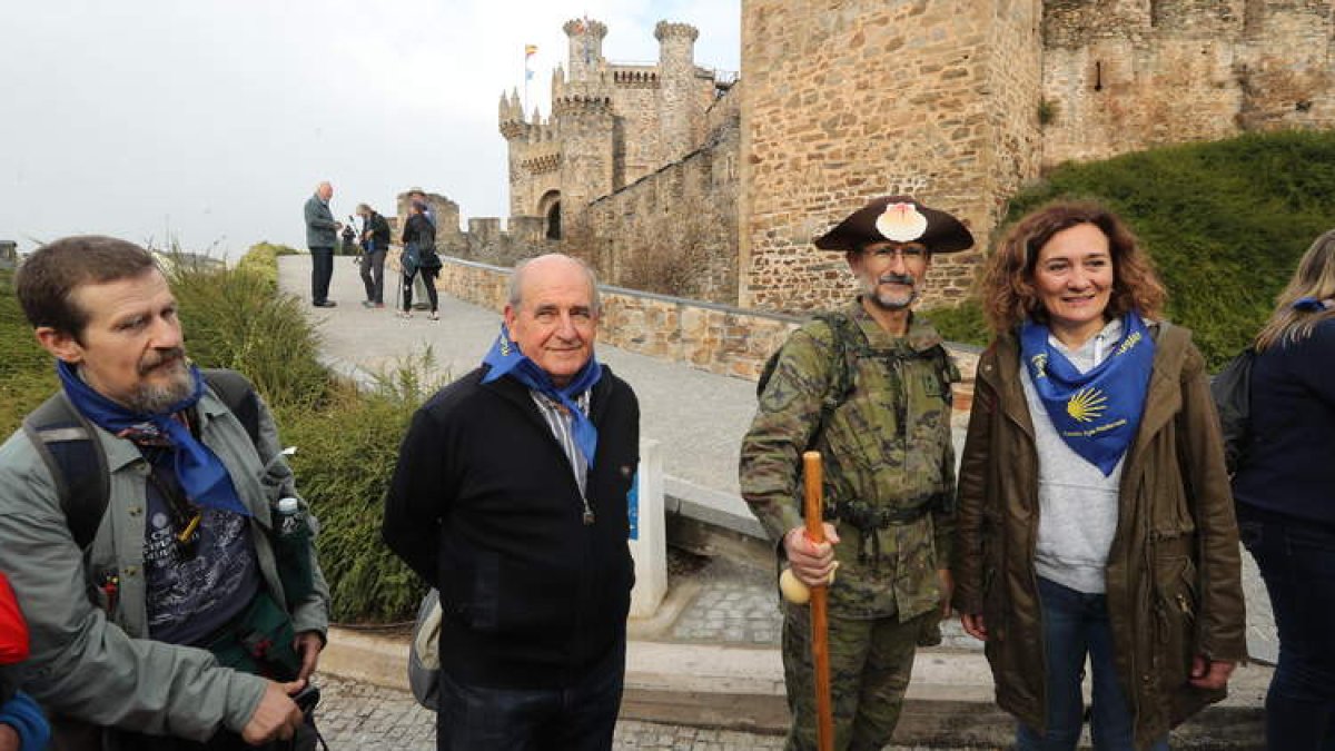 La comitiva jacobea partió de Campo y concluyó la etapa institucional en Toral de Merayo. L. DE LA MATA