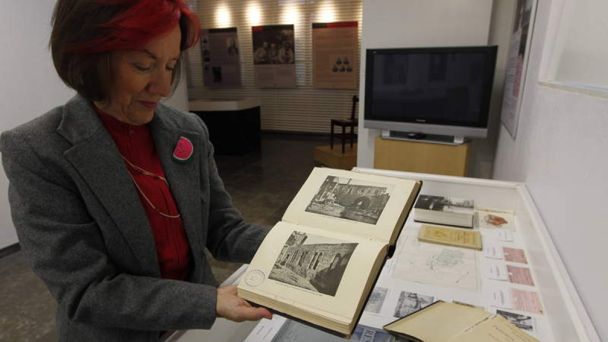 Magdalena Corral, gerente de la Fundación Sierra-Pambley, muestra el Catálogo Monumental de León.