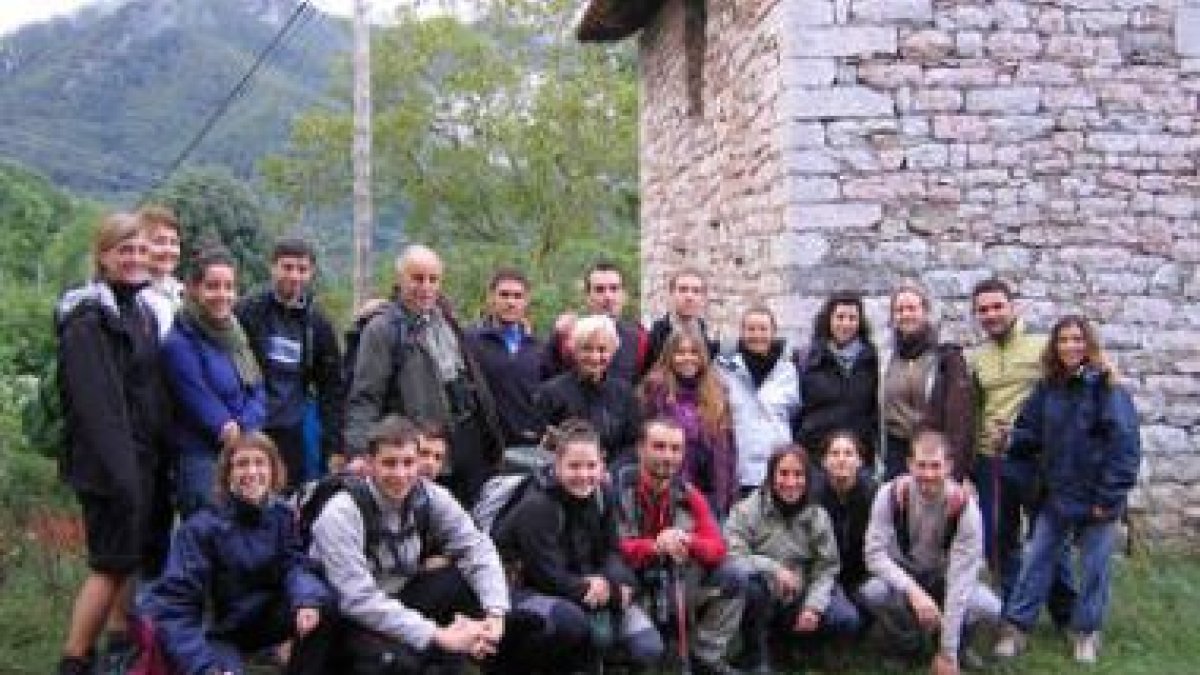 Los participantes en el curso junto a su profesor.