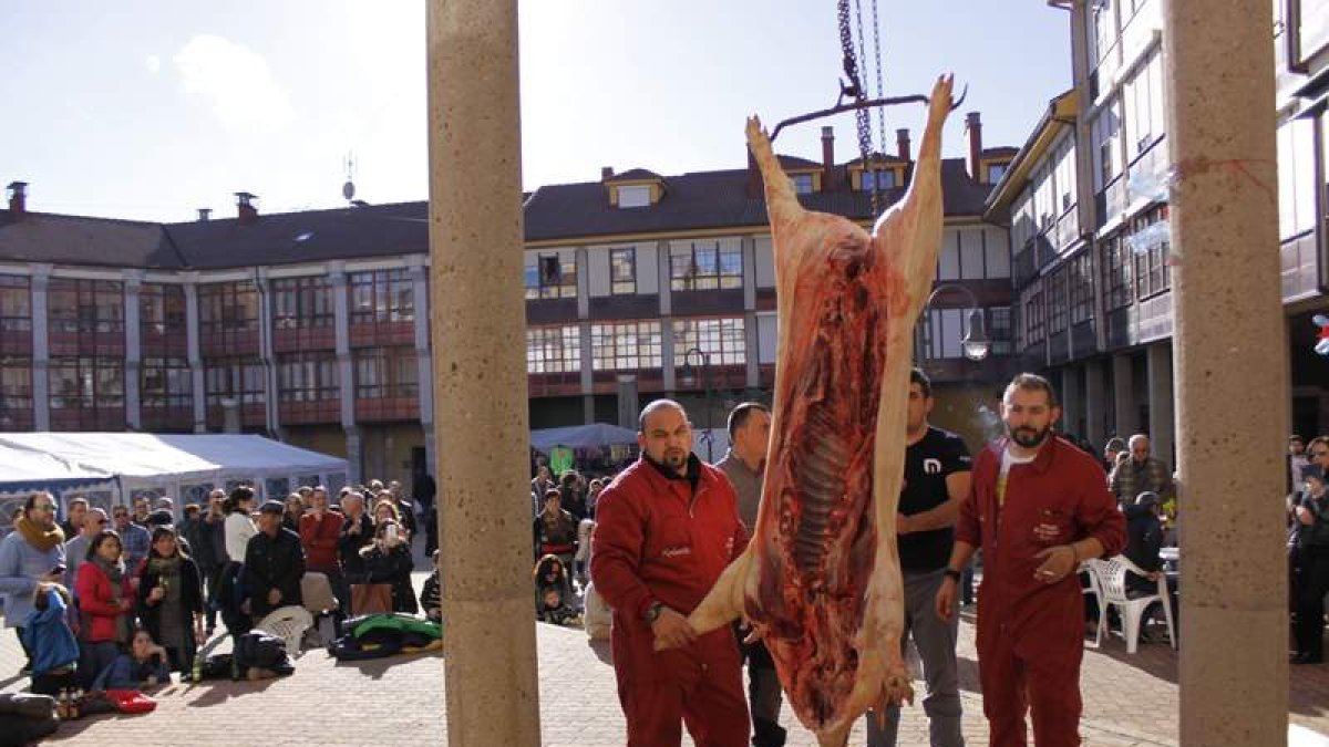 Los mozos explicaron al público, en especial a los niños, el proceso de preparación de la canal de carne.
