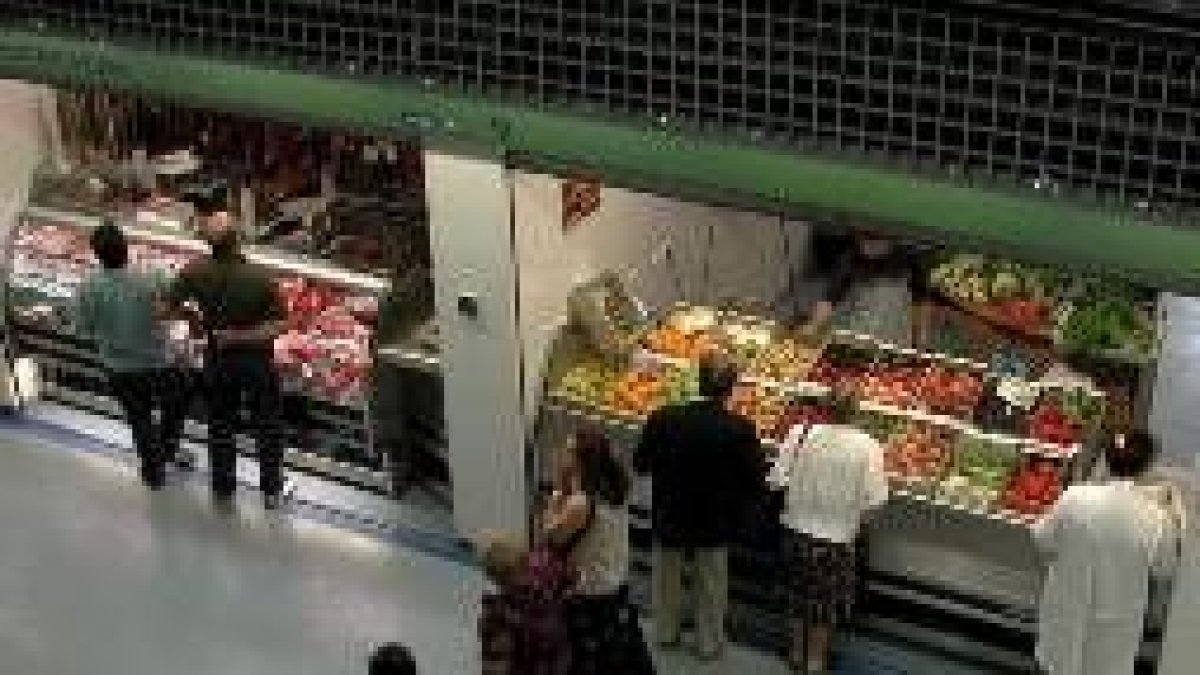 Imagen de los puestos del mercado de abastos de Ponferrada