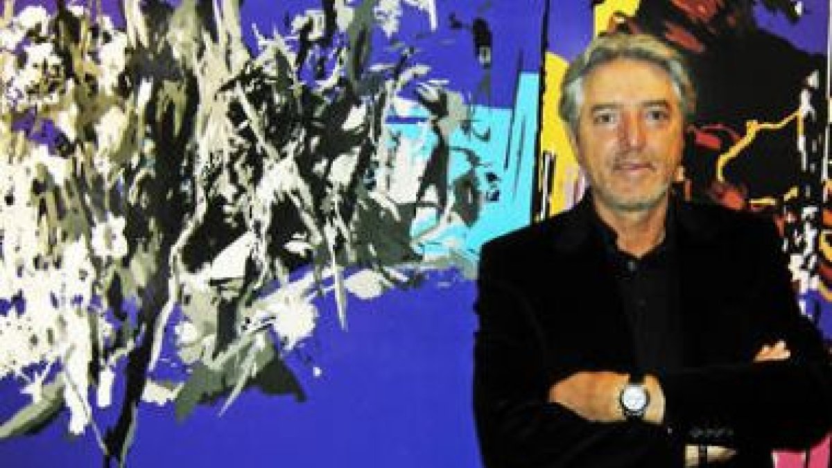Andrés Sandoval ante una de sus obras.