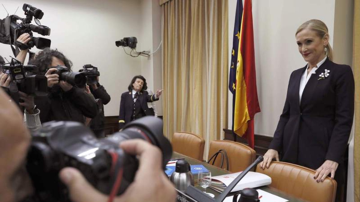 Cifuentes momentos antes de su comparecencia. F. ALVARADO