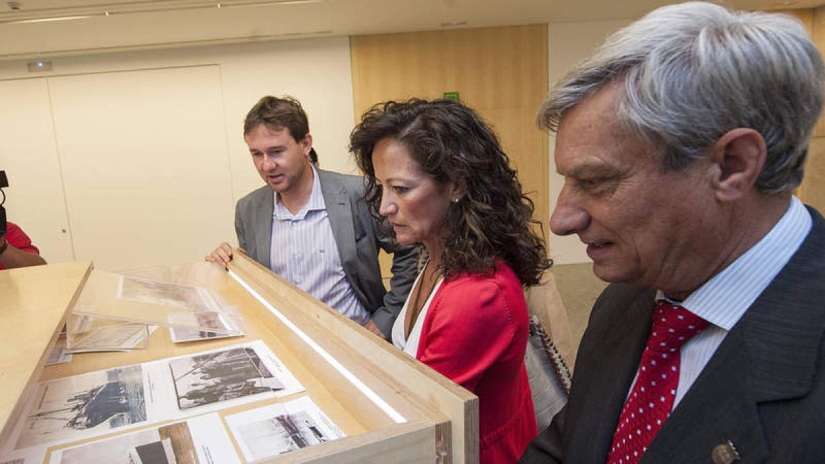 María de Diego visita la exposición ‘Memoria de un sueño’, acompañada del alcalde de Burgos.