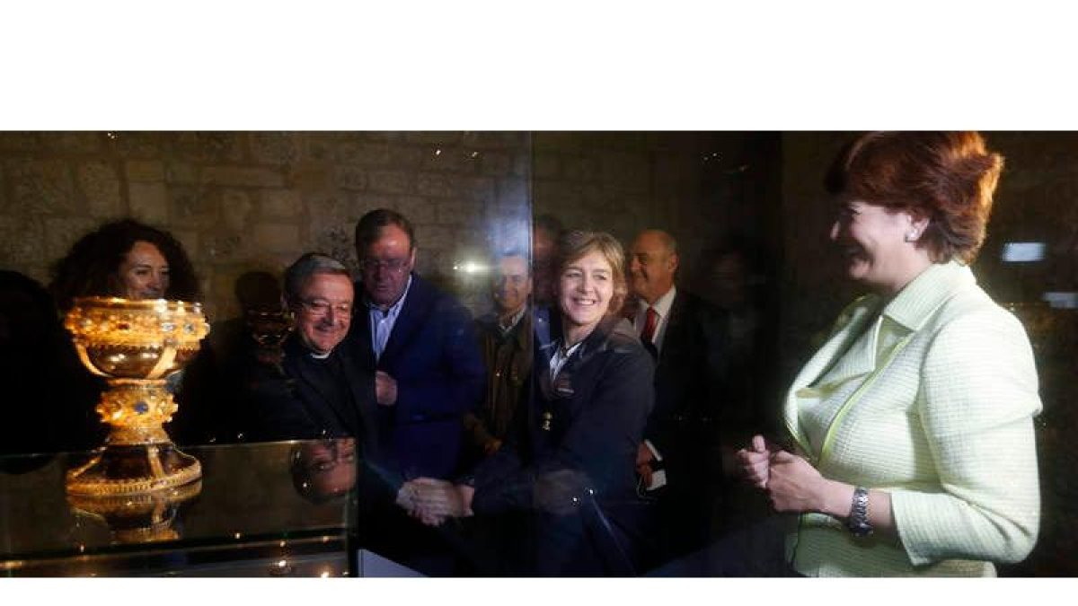 La ministra, acompañada por el abad de San Isidoro, Silván y Margarita Torres, recibió una clase exprés sobre el cáliz de doña Urraca