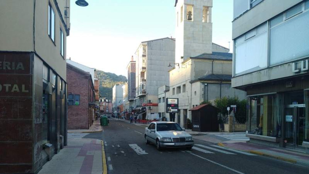 Avenida Constitución que, tras la variante de Cistierna, soporta menos tráfico rodado. CAMPOS
