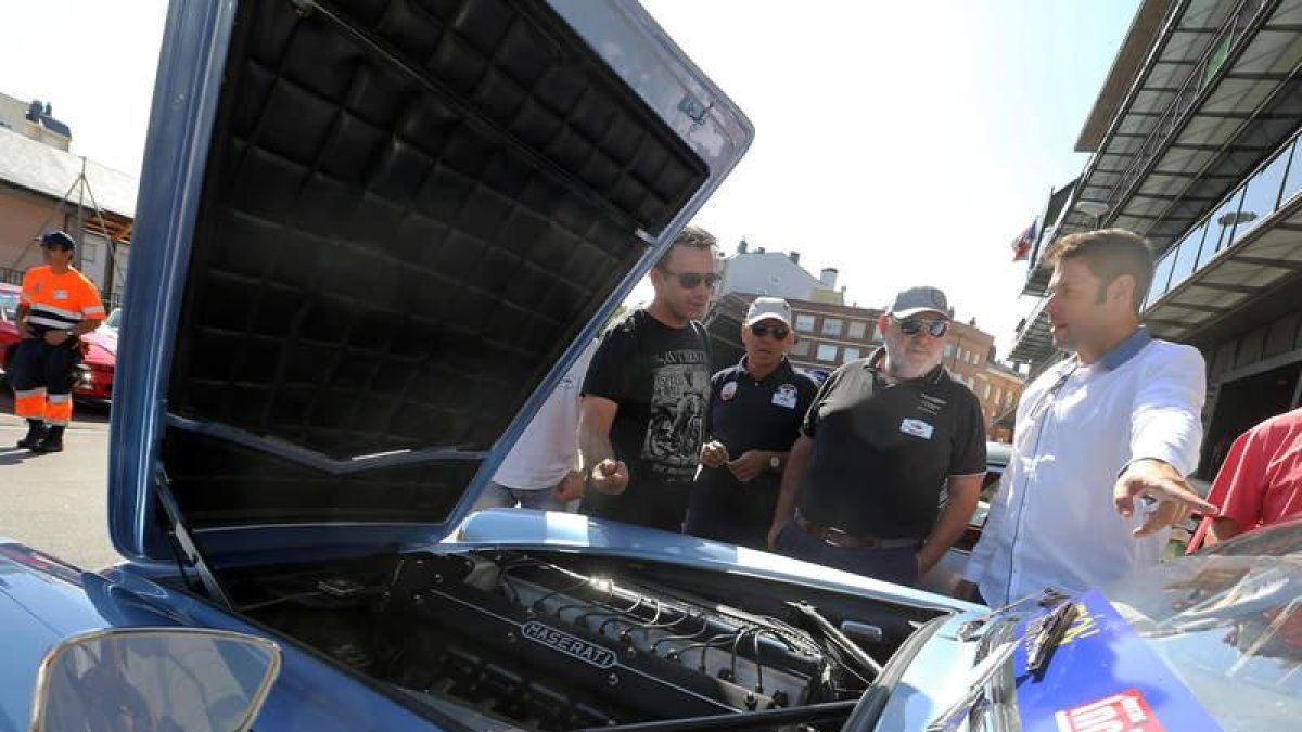 El vicepresidente del Consejo Comarcal, Iván Alonso, sobre un Maserati. ANA F. BARREDO