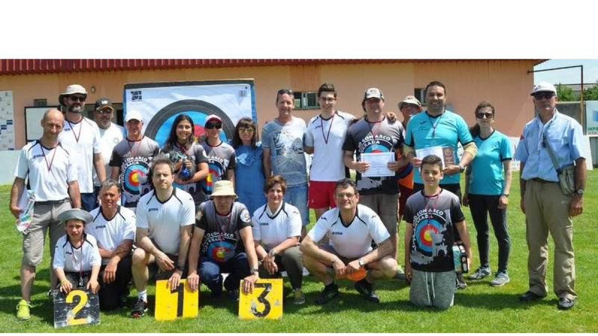 Los tiradores más destacados en una foto de familia del torneo. DL